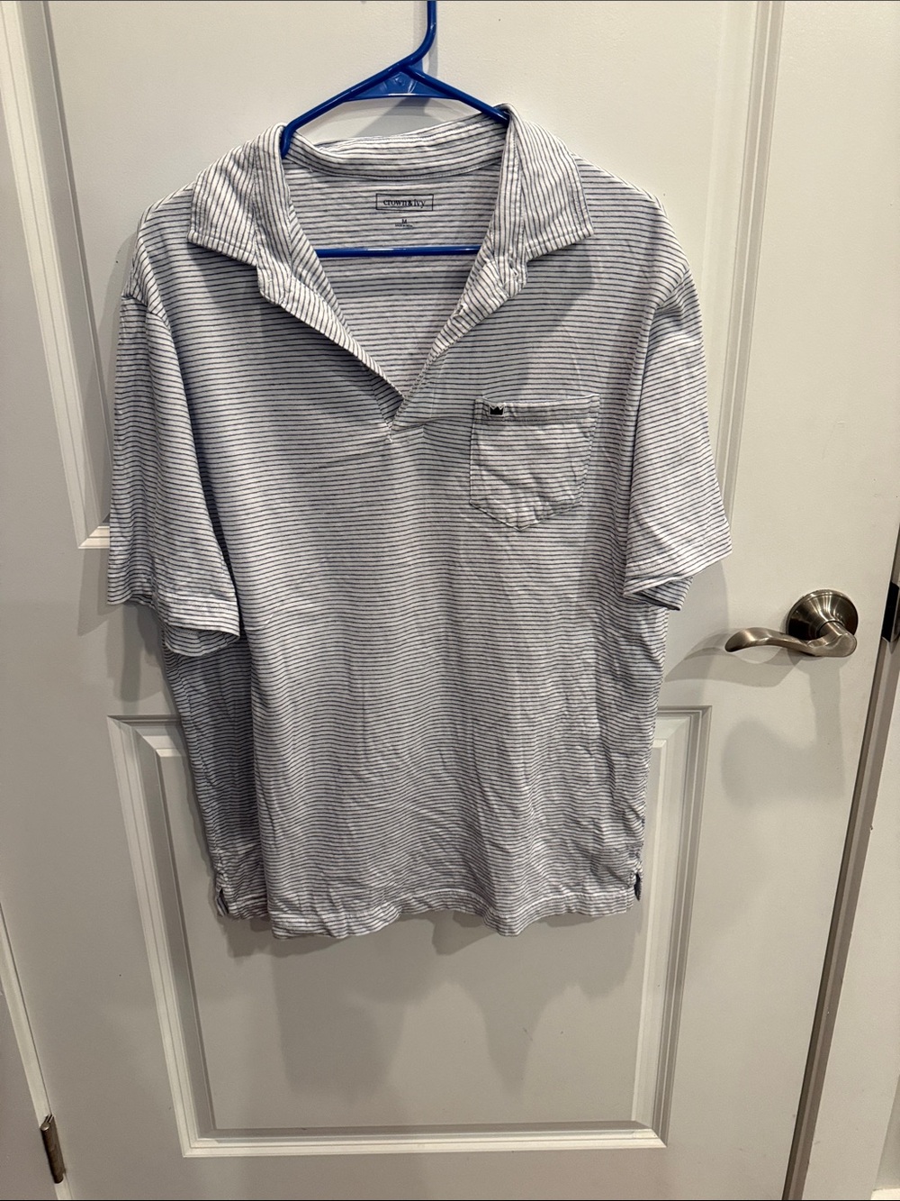 crown & ivy Men's Short-Sleeve Striped Polo in White and Light Gray
